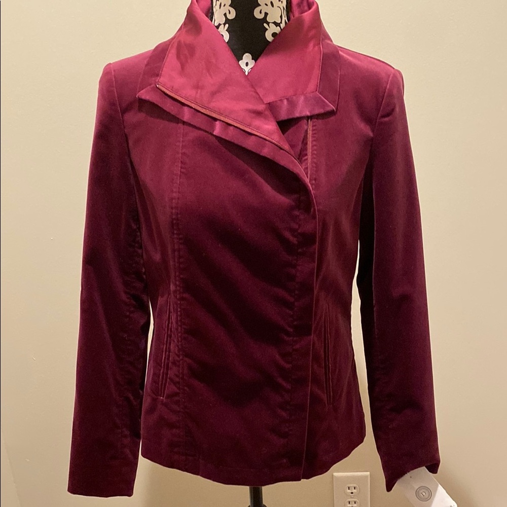 Beautiful Doncaster Velour Jacket size 6 medium